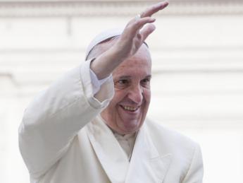 Papa Francesco 'Persona dell'anno 2015' per gli animalisti Peta Papa_saluta3_inf-kCjC--1280x960@Web