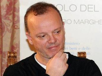 Gigi D'Alessio infuriato, dona un'ambulanza ma cancellano il suo nome /Guarda Gigi D'Alessio infuriato, dona un'ambulanza ma cancellano il suo nome /Guarda