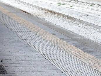 Garlasco, cerca di prendere il treno ma resta incastrata: grave 15enne Garlasco, cerca di prendere il treno ma resta incastrata: grave 15enne