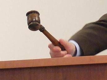 Tribunale condanna una scuola cattolica: discriminò prof per l'orientamento sessuale Tribunale condanna una scuola cattolica: discriminò prof per l'orientamento sessuale