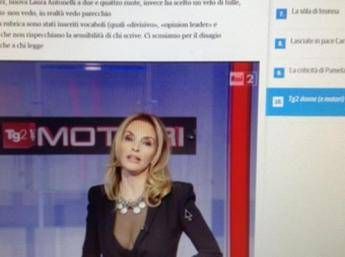 Tg2, la mise di Maria Leitner fa discutere. La conduttrice si sfoga su Twitter Tg2, la mise di Maria Leitner fa discutere. La conduttrice si sfoga su Twitter