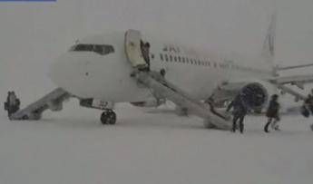 Motore in fiamme prima del decollo, paura su volo Japan Airlines /Video Motore in fiamme prima del decollo, paura su volo Japan Airlines /Video