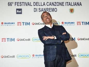 Carlo Conti: Inizierò Sanremo con 'Starman', un omaggio a David Bowie Carlo Conti: Inizierò Sanremo con 'Starman', un omaggio a David Bowie