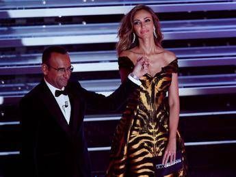 L'ingresso tigrato di Madalina Ghenea sul palco dell'Ariston /Video L'ingresso tigrato di Madalina Ghenea sul palco dell'Ariston /Video