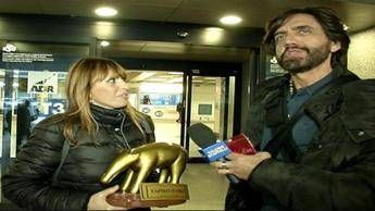 Bertolaso è un cog...ne, Tapiro d'oro alla Mussolini per fuorionda a 'Striscia' /Video Bertolaso è un cog...ne, Tapiro d'oro alla Mussolini per fuorionda a 'Striscia' /Video