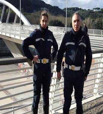 Roma, anziana si getta nel Tevere: salvata da due vigili Roma, anziana si getta nel Tevere: salvata da due vigili