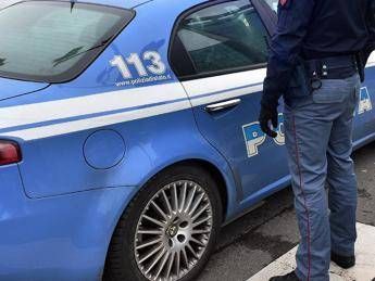 Roma, picchia selvaggiamente compagna mentre lei tiene in braccio figlio di un anno Roma, picchia selvaggiamente compagna mentre lei tiene in braccio figlio di un anno