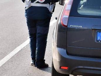 La targa 'tarocca' per evitare la multa è reato La targa 'tarocca' per evitare la multa è reato