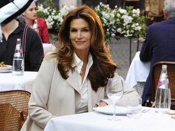 Cindy Crawford nel nuovo spot San Benedetto diretto da Gabriele Muccino Cindy Crawford nel nuovo spot San Benedetto diretto da Gabriele Muccino