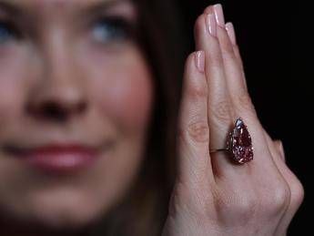 All'asta 'Unique Pink', il più grande diamante rosa a forma di pera All'asta 'Unique Pink', il più grande diamante rosa a forma di pera
