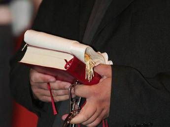 Rovigo, prete esorcista: So di sette sataniche, ostie rubate per messe nere Rovigo, prete esorcista: So di sette sataniche, ostie rubate per messe nere