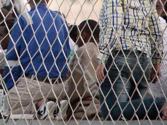 Migranti, il sindaco leghista diffida i concittadini: Non accogliete 'finti' profughi