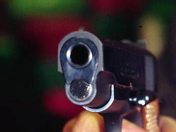 'Vediamo se il giubbotto antiproiettile è ok', il cugino gli spara e lo uccide 'Vediamo se il giubbotto antiproiettile è ok', il cugino gli spara e lo uccide