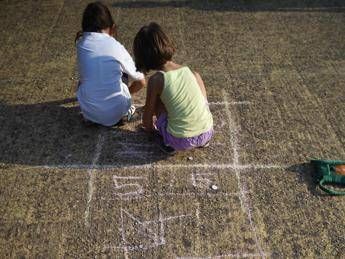 Bambini tra noia e centri estivi, i suggerimenti degli esperti Bambini tra noia e centri estivi, i suggerimenti degli esperti