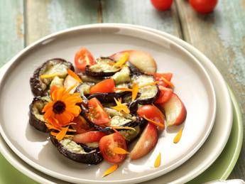 Dalle insalate ai piatti unici, 'frutta salata' regina della tavola Dalle insalate ai piatti unici, 'frutta salata' regina della tavola
