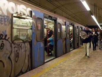 Pestato in metro B a Roma: Mi ha aiutato solo mia madre Pestato in metro B a Roma: Mi ha aiutato solo mia madre