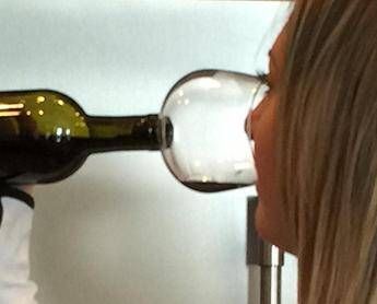 Mai più senza... Il bicchiere da vino che si attacca alla bottiglia Mai più senza... Il bicchiere da vino che si attacca alla bottiglia