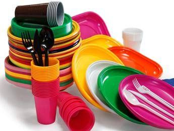 L'Ue verso lo stop a piatti e posate di plastica L'Ue verso lo stop a piatti e posate di plastica