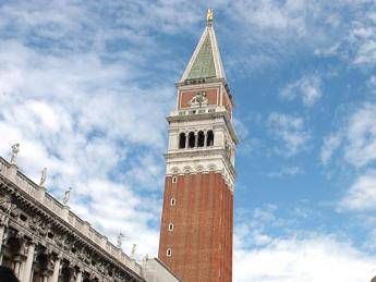 Venezia, drone urta il campanile di San Marco e precipita in piazza Venezia, drone urta il campanile di San Marco e precipita in piazza