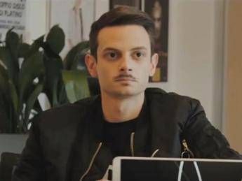 Fabio Rovazzi ci riprova con 'Tutto molto interessante' /Video Fabio Rovazzi ci riprova con 'Tutto molto interessante' /Video