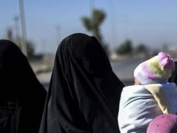 In fuga dall'Is, uccisi dalle bombe: 26 morti. Ci sono donne e bambini In fuga dall'Is, uccisi dalle bombe: 26 morti. Ci sono donne e bambini