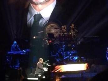 Elton John in lacrime canta per il suo amico George Michael /Video Elton John in lacrime canta per il suo amico George Michael /Video