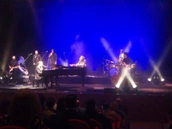 Standing ovation a Roma per il 'Love life peace tour di Raphael Gualazzi Standing ovation a Roma per il 'Love life peace tour di Raphael Gualazzi