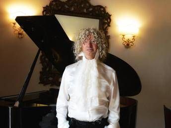 'Concerto baratto' del pianista Mastrini per dare giocattoli a chi non ne ha 'Concerto baratto' del pianista Mastrini per dare giocattoli a chi non ne ha