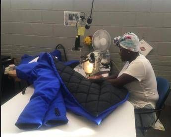Il cappotto che diventa sacco a pelo, un aiuto per i senzatetto Il cappotto che diventa sacco a pelo, un aiuto per i senzatetto