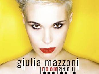 Giulia Mazzoni pubblica 'Room 2401' e c'è anche Michael Nyman Giulia Mazzoni pubblica 'Room 2401' e c'è anche Michael Nyman