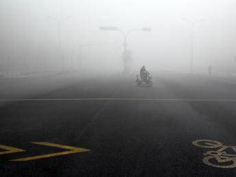 Scuole chiuse e voli cancellati, Cina nella morsa dello smog Scuole chiuse e voli cancellati, Cina nella morsa dello smog