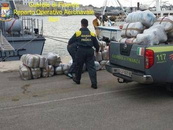 Gommone carico di marijuana bloccato a largo del leccese: 2 arresti Gommone carico di marijuana bloccato a largo del leccese: 2 arresti