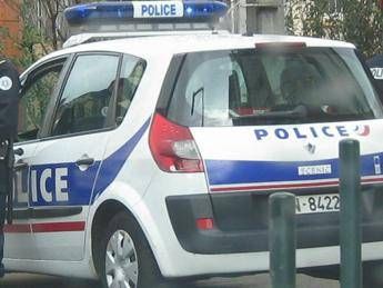 Francia, l'ultimo sms dell'aggressore di Orly: Ho fatto una cavolata Francia, l'ultimo sms dell'aggressore di Orly: Ho fatto una cavolata