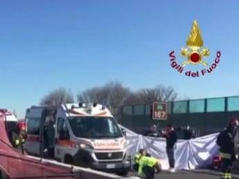 Cavalcavia crolla sull'A14, le prime immagini Due morti e due feriti Cavalcavia crolla sull'A14, le prime immagini Due morti e due feriti