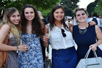 Oggi niente musi lunghi, si festeggia la felicità Oggi niente musi lunghi, si festeggia la felicità
