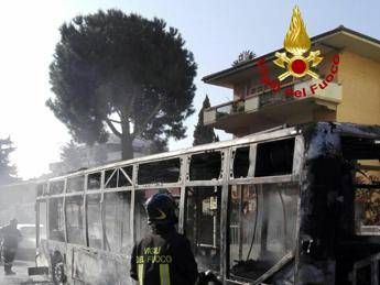 Roma, in fiamme bus linea 515 Roma, in fiamme bus linea 515