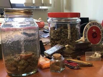 Fiumicino, in casa barattoli con la marijuana e 8 panetti di hashish: arrestato pusher Fiumicino, in casa barattoli con la marijuana e 8 panetti di hashish: arrestato pusher