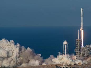 Storico lancio per SpaceX, in volo il razzo 'riciclato' Storico lancio per SpaceX, in volo il razzo 'riciclato'