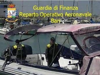 Sei quintali di marijuana su un gommone al largo del barese, 2 arresti Sei quintali di marijuana su un gommone al largo del barese, 2 arresti