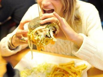 Cibo dei fast food come un'infezione Cibo dei fast food come un'infezione