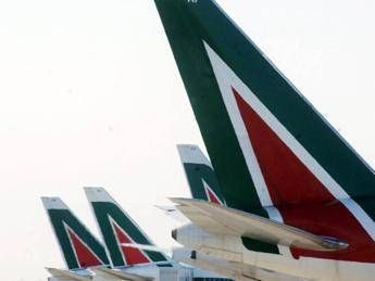 Alitalia, azienda convoca sindacati: al via confronto su contratto Alitalia, azienda convoca sindacati: al via confronto su contratto