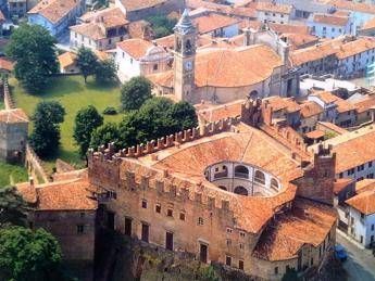 Tour nelle dimore storiche, aperti 300 castelli e ville in Italia Tour nelle dimore storiche, aperti 300 castelli e ville in Italia