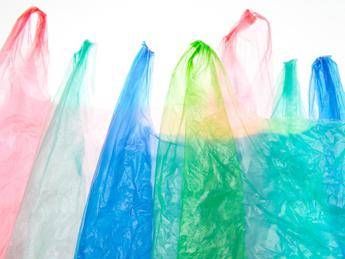 Maxi operazione in tutta Italia, la Gdf sequestra 2 mln di shopper illegali Maxi operazione in tutta Italia, la Gdf sequestra 2 mln di shopper illegali