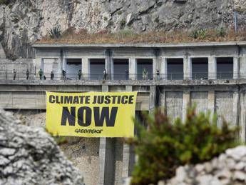 Greenpeace in azione a Taormina, 21 mln di migranti ambientali ogni anno Greenpeace in azione a Taormina, 21 mln di migranti ambientali ogni anno