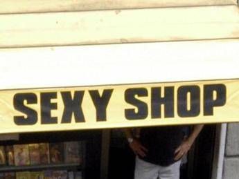 Roma, pugni a commessa per rubare in sexy shop Roma, pugni a commessa per rubare in sexy shop