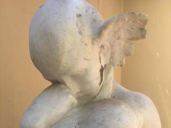 Liberty e mistero in una scultura di Nicolini ritrovata a Roma Liberty e mistero in una scultura di Nicolini ritrovata a Roma