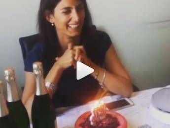 Virginia Raggi spegne candeline su Instagram Virginia Raggi spegne candeline su Instagram