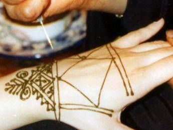 Occhio a tatuaggi all'henné: possono far male Occhio a tatuaggi all'henné: possono far male