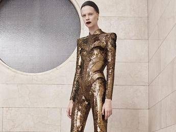 Linee sartoriali e volumi grafici per l'inverno di Atelier Versace Linee sartoriali e volumi grafici per l'inverno di Atelier Versace