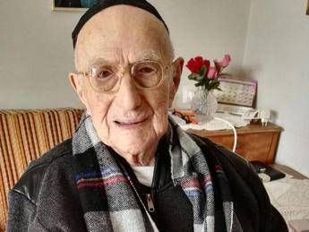 Addio all'uomo più vecchio del mondo, era sopravvissuto ad Olocausto Addio all'uomo più vecchio del mondo, era sopravvissuto ad Olocausto